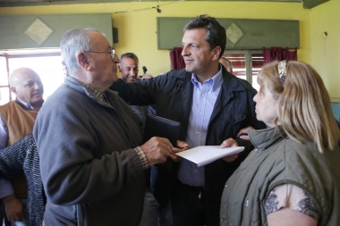 Massa visitó Las Flores e insistió con que es “imprescindible” la realización de un debate