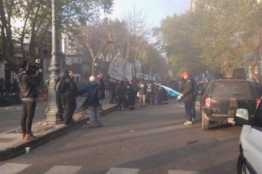 En medio de la tensión, Gendarmería se dirige a la ciudad de La Plata a la sede de la UOCRA