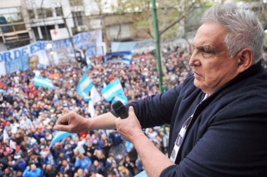 Desde el balcón, el “Pata” Medina le pidió a los afiliados que “se comporten pacíficamente”