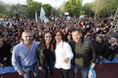 Cristina visitó Moreno y lanzó duras críticas al Gobierno: “Devuélvanle al pueblo la Argentina”