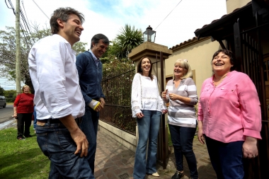 Al calor de la campaña, Vidal, Esteban Bullrich y Graciela Ocaña timbrearon en Tigre