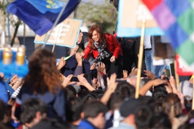 Cristina visitó Lanús y volvió a cargar contra Macri: lo tildó de “presidente empresario”