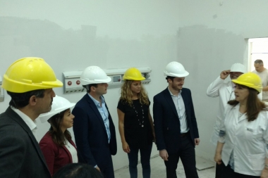 Junto a Campbell, Scarsi recorrió obras del servicio de Emergencia de hospital Cordero de San Fernando