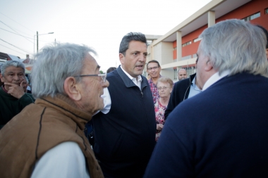 Massa recorrió Ituzaingó y visitó un hospital sin terminar: "Las obras no tienen color político"
