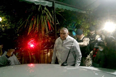 Nuevo escándalo para el “Pata” Medina: encontraron un misterioso barril enterrado en su quinta