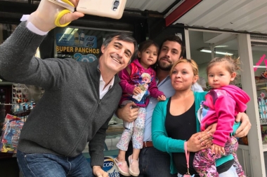 Cambiemos busca votos en el Conurbano: Bullrich recorrió Hurlingham y visitó una fábrica