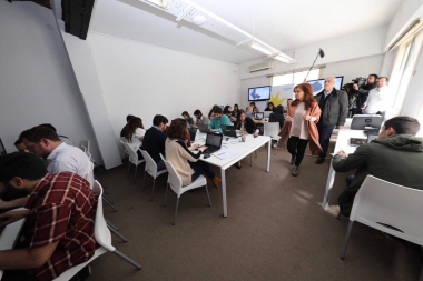 Cristina recorrió el centro de cómputos que montó en el Instituto Patria y destacó el rol de los jóvenes