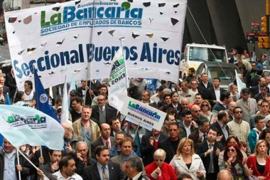 Bancarios tildaron de "obsceno" el aumento de 9 por ciento y advierten sobre protestas