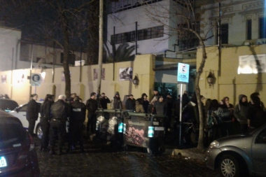 Polémico: la Policía irrumpió armada a escuela secundaria para desalojar toma por el aborto legal