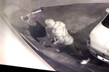Impresionante robo: rompieron la puerta a mazazos y asaltaron una casa en Gonnet