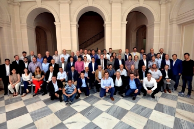 Kicillof recibió a intendentes peronistas y les pidió “aceitar” la relación con Nación y los municipios