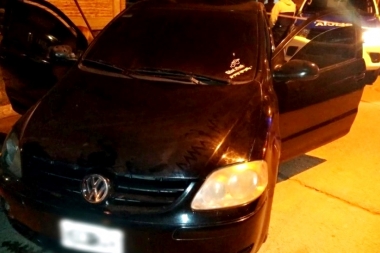 Tres ladrones asaltaron a un policía: uno resultó muerto, otro detenido y hay un prófugo