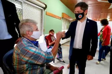 Kicillof y Gollan visitaron vacunatorio en Magdalena y resaltaron trabajo con municipios