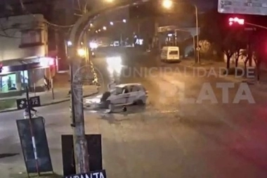 Video: motociclista cruzó en amarillo y lo atropellaron