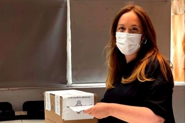 Votó Vidal: "Hoy los políticos no hablamos, habla la gente"