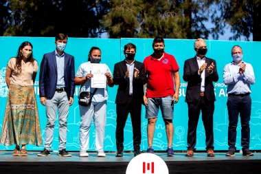 Morón: Kicillof otorgó titulos de propiedad y anunció la entrega de "60 mil escrituras" en 2021