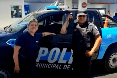 Video emocionante: policías le salvaron la vida una beba a bordo de un patrullero