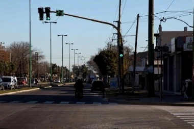 Estamos todos locos: iba manejando en moto con una cerveza en la mano