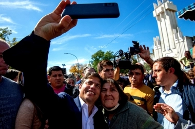 A pura "selfies" con los vecinos, Kicillof estuvo en el 150° aniversario de Rauch