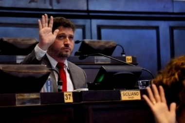Legislatura caliente: chicanas y réplicas entre Siciliano, Alonso y Susana González