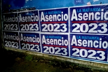 Espinoza mandó a empleados municipales a sacar carteles de un rival interno en el peronismo