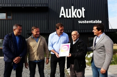 Garro visitó una empresa en La Plata y fue reconocida por su labor sustentable