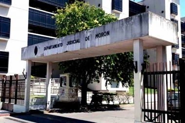 Destrozó un tribunal: está acusado de violencia de género y no se banca ir preso