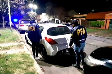 Video: cuatro delincuentes protagonizaron un brutal ataque piraña y se llevaron un auto