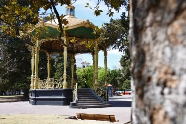 Continúa la restauración de la céntrica Plaza San Martín en La Plata