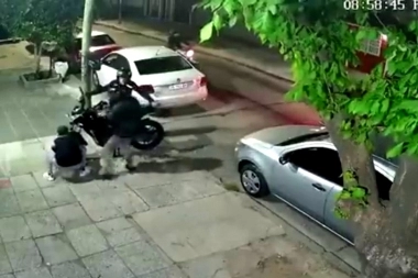 En solo 15 segundos se llevan una moto estacionada en La Matanza