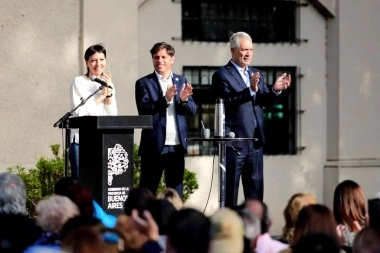 Mayra Mendoza entregó escrituras en Quilmes de la mano de Kicillof y Alak