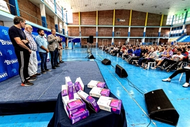 Cascallares y Fabiani encabezaron la entrega de tablets para adultos mayores y personas con discapacidad