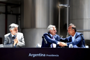 Alberto visitó una planta de Longchamps y reconoció un nuevo producto creado por el Conicet