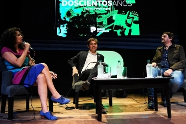 Kicillof y Felipe Pigna en una amena charla de historia en el Teatro Argentino de La Plata