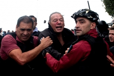 Cuántos golpes recibió Berni en la protesta de colectiveros