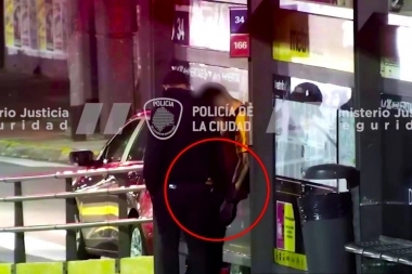 Dedos de seda: aprovechó que dormitaba en el Metrobus y le sacó el teléfono del pantalón