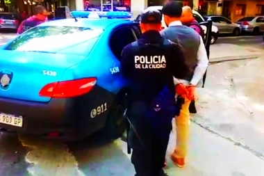 El delincuente cheto: con buena pilcha y en barrio "pituco", robaba autos con un inhibidor