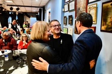 Gray participó la reunión por el 43º aniversario del Rotary Club de Luís Guillón