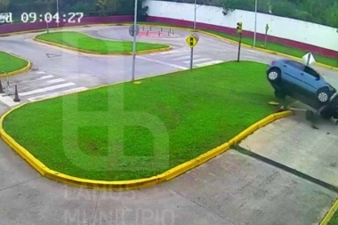 Precaución: fue a rendir el examen de manejo, se "abatató", chocó y volcó