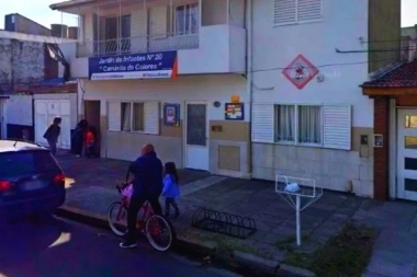 Estaban al acecho: dispararon al aire y golpearon a una maestra en la puerta de la guardería