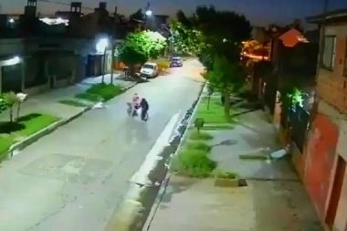 ¡Matalo! Corridas, golpes, amenazas y disparos al cielo en un brutal ataque de motochorros