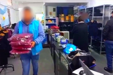 Un local habilitado como kiosco, vendía uniformes y "logos" de diferentes fuerzas policiales