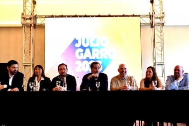 Preocupado por las encuestas, Garro presentó su lista de concejales y senadores provinciales