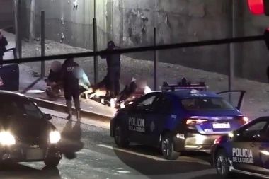 Robo y persecución: cinco delincuentes atacaron a un automovilista y cayeron por el Anillo Digital
