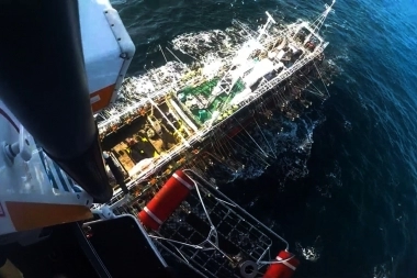 Un tripulante pesquero navegaba hacía Mar del Plata y fue rescatado tras sufrir convulsiones