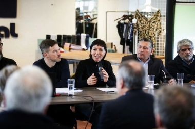 Mayra Mendoza y dos ministros de Kicillof se reunieron con autoridades del sector textil