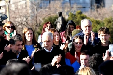 El peronismo platense se reunió en Plaza Moreno y acordaron en la “unidad para ganar”
