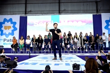 Kicillof profundizó la campaña: amenaza de ajuste, “igualdad de oportunidades” y “brecha salarial”