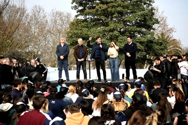 Kicillof encabezó una mateada masiva en La Plata para levantar la campaña de Alak