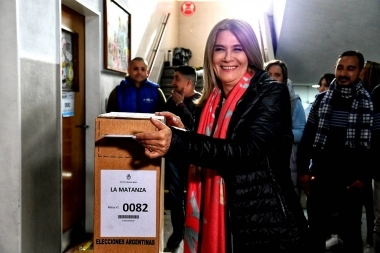 Magario votó en San Justo y manifestó su alegría por los “40 años de Democracia”